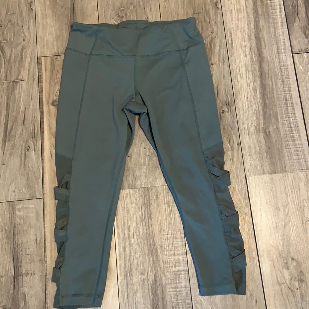 Cropped green leggings